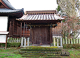 松阜神社幣殿左側面