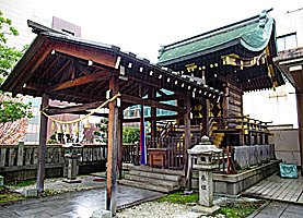 榮稲荷神社社殿左より