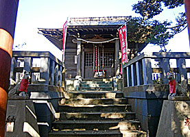 三崎町原稲荷神社拝殿遠景