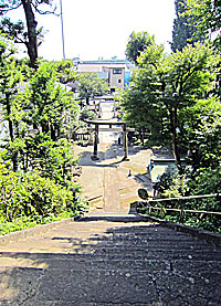 居神神社参道を見下ろす