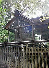 名倉石楯尾神社本殿右側面