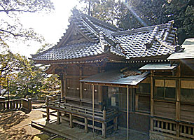 上宮田諏訪神社拝殿左を見下ろす
