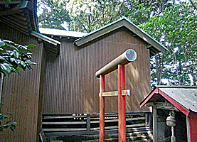 高円坊日枝神社本殿左側面