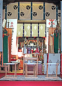 横浜熊野神社拝殿内部