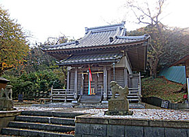 久村御瀧神社拝殿遠景左より