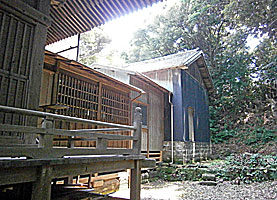 長井熊野神社本殿覆殿左より