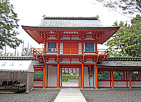 相州春日神社拝殿より楼門を望む