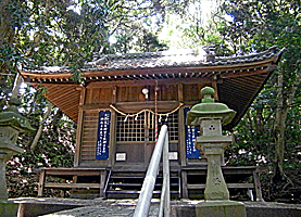 須軽谷八幡神社拝殿左より