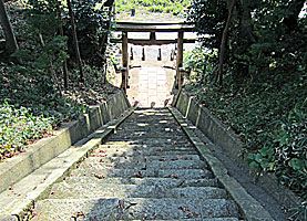 高森神社石段を見下ろす