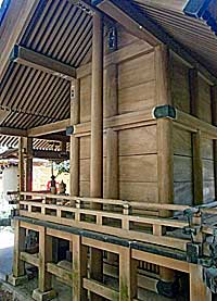 玉簾神社社殿左背面