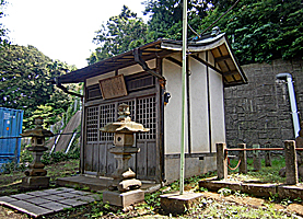 和田八雲神社社殿左より