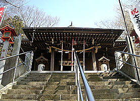 彌生神社拝殿近景