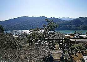 與瀬神社参道より相模湖を見下ろす
