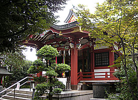 青山熊野神社拝殿左より