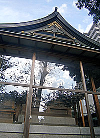 綾瀬稲荷神社本殿覆殿左側面