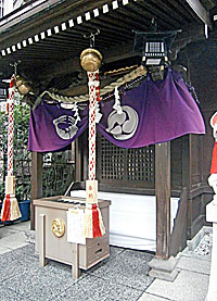 茶ノ木神社社殿向拝左より