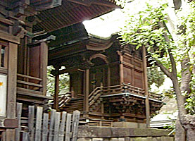 荏原神社本殿左より