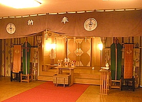 初音森神社儀式殿神殿左より