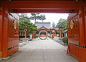 東伏見稲荷神社神門より拝殿を望む