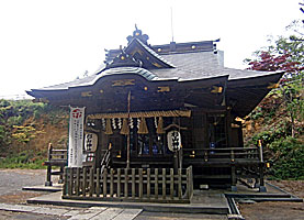 平尾杉山神社拝殿左より