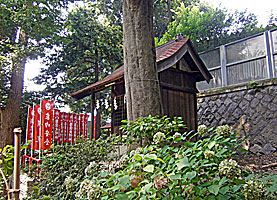 石川神社社殿遠景左より