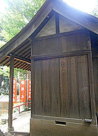 石川神社社殿左後方より