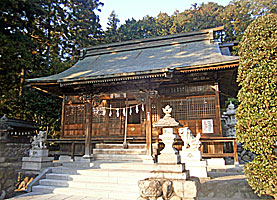 正一位岩走神社拝殿左より