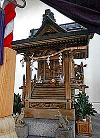 歌舞伎稲荷神社社殿左より
