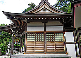 小山田上根神社拝殿左側面