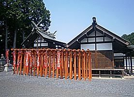 勝沼神社社殿全景右側面