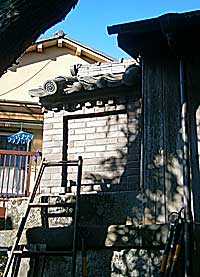 元宿堰稲荷神社本殿右側面