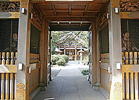 武蔵野稲荷神社随神門より拝殿を望む