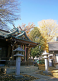 中台稲荷神社拝殿と紅葉