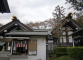 成瀬杉山神社社殿左側面