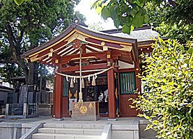 女塚神社拝殿左より