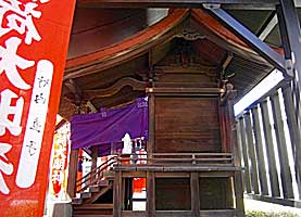 穏田出世稲荷神社社殿左側面