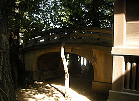 諏方神社本殿拝殿間の太鼓橋