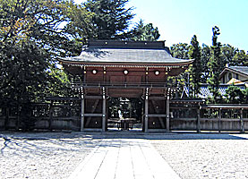 立川諏訪神社境内より随身門を望む