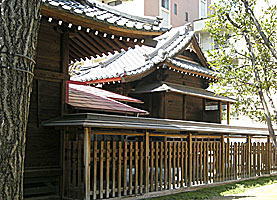 竹塚神社本殿左より