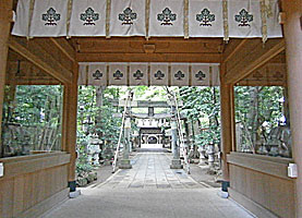 駒木諏訪神社随神門より拝殿を望む