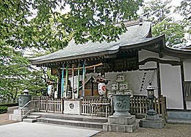 松戸神社拝殿近景左より