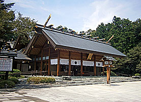 野田櫻木神社拝殿近景右より