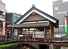 柴田神社拝殿右側面