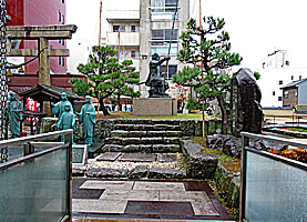 柴田神社御祭神像