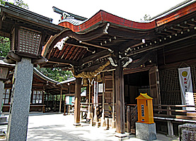 筑紫神社拝殿向拝左より