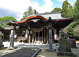 筑紫神社拝殿左より