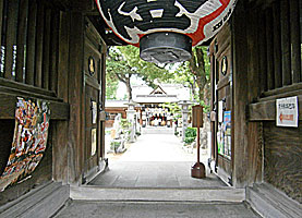 櫛田神社楼門より拝殿を望む