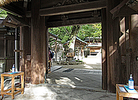 志賀海神社神門入口左より