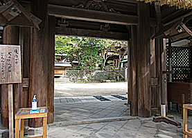 志賀海神社神門入口右より
