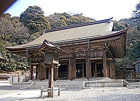 伊奈波神社拝殿左より